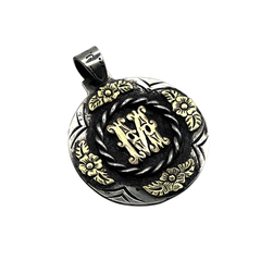 Medalla con inicial y flores en internet