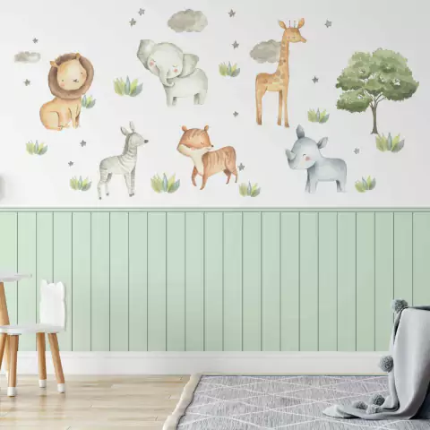 Kit de adesivos decorativos com animais de safari em estilo aquarelado, incluindo leão, elefante, girafa, zebra, e mais, em um ambiente infantil.