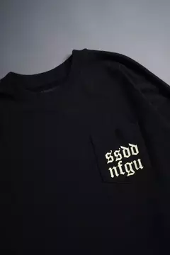 PRAY FOR WOLVES "PREMIUM" POCKET TEE IN BLACK - tienda en línea