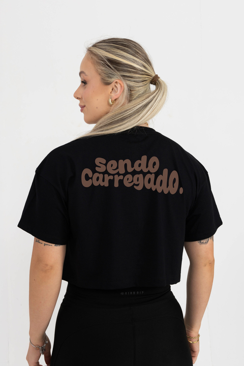 Cropped Sendo Carregado Preto