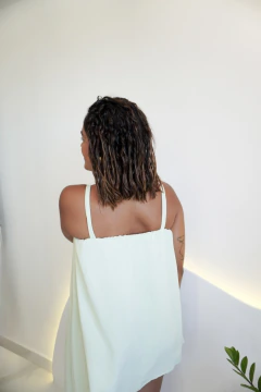 Conjunto de blusa assimétrica e short na internet