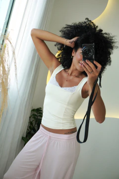 Blusa em Poliamida Dupla com Renda
