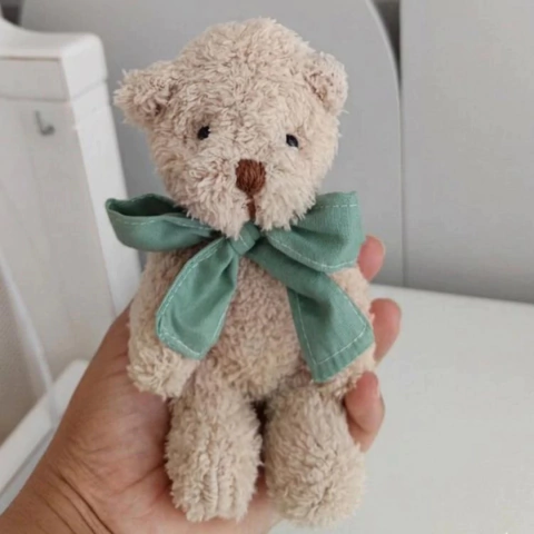 Mini Urso Teodor - 18 cm com laço