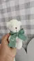 Mini Urso Teodor - 18 cm com laço - Pequeno Mundo  Ateliê Jaqueline Ferreira