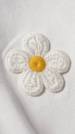 T-shirt com aplicação florzinha de crochet Margarida na internet