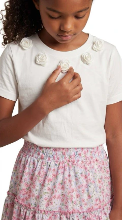 T-shirt com aplicação florzinha na gola Madalena na internet