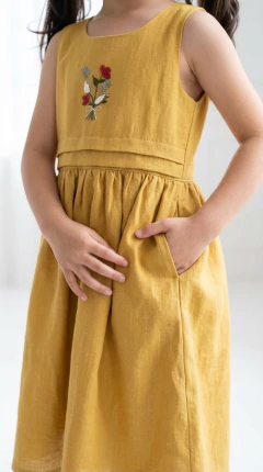Vestido de linho com bordado Flor de Outono mostarda na internet