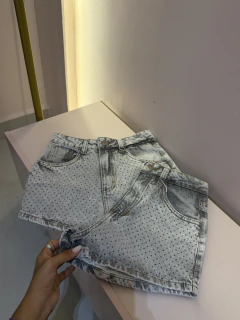 SHORT JEANS CLARO / BRILHO. - comprar online