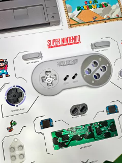 Quadro exclusivo do controle de videogame Super Nintendo Entertainment System (SNES) + cartucho plástico de Super Mario World e arte com o tema do game.