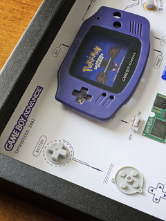 Quadro Game Boy Advance com componentes desmontados, tema do jogo Pokémon Sapphire.