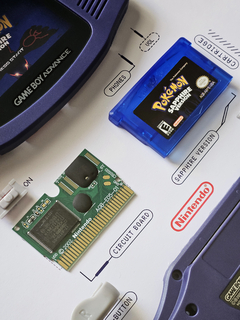 Quadro Game Boy Advance com componentes desmontados, tema do jogo Pokémon Sapphire.