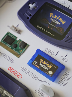 Quadro Game Boy Advance com componentes desmontados, tema do jogo Pokémon Sapphire.