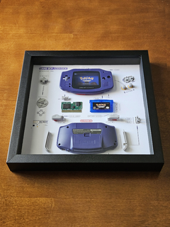 Quadro Game Boy Advance com componentes desmontados, tema do jogo Pokémon Sapphire.