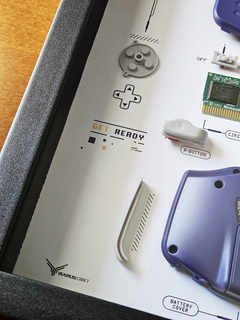 Quadro Game Boy Advance com componentes desmontados, tema do jogo Pokémon Sapphire.