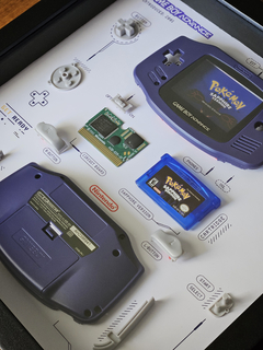 Quadro Game Boy Advance com componentes desmontados, tema do jogo Pokémon Sapphire.
