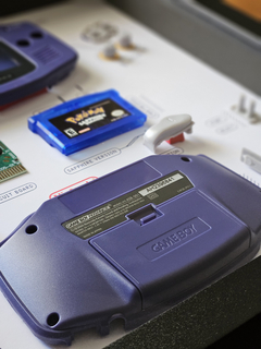 Quadro Game Boy Advance com componentes desmontados, tema do jogo Pokémon Sapphire.