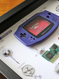 Quadro Game Boy Advance componentes desmontados, tema do jogo Pokémon Ruby