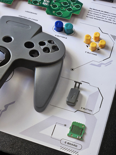 Quadro controle do videogame Nintendo 64 com as peças desmontadas e emoldurado