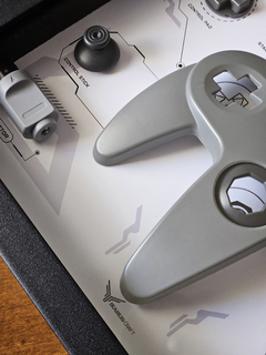 Quadro controle do videogame Nintendo 64 com as peças desmontadas e emoldurado