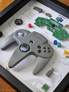 Quadro controle do videogame Nintendo 64 com as peças desmontadas e emoldurado