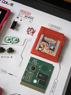 Quadro Game Boy Color Vermelho com componentes desmontados , tema de jogo Pokémon Red e Charizard.
