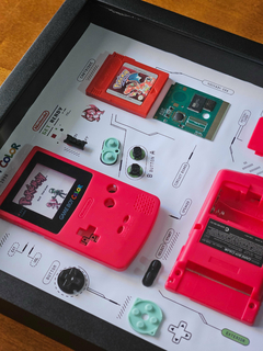 Quadro Game Boy Color Vermelho com componentes desmontados , tema de jogo Pokémon Red e Charizard.