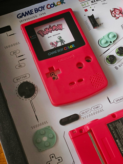 Quadro Game Boy Color Vermelho com componentes desmontados , tema de jogo Pokémon Red e Charizard.
