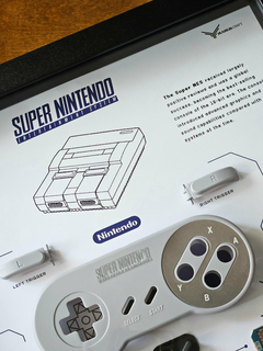 Quadro controle do videogame Super Nintendo (SNES) com as peças desmontadas e emoldurado