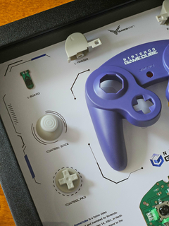 Quadro controle do videogame Nintendo GameCube com as peças desmontadas e emoldurado