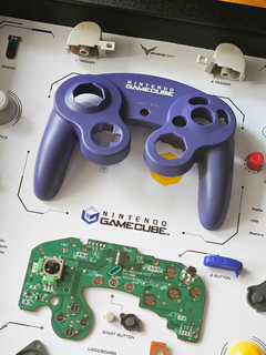 Quadro controle do videogame Nintendo GameCube com as peças desmontadas e emoldurado