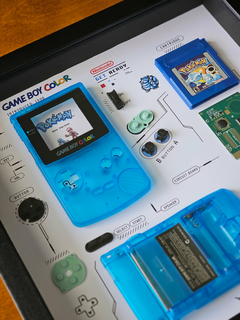 Quadro Game Boy Color Azul com componentes desmontados , tema de jogo Pokémon Blue e Blastoise. 