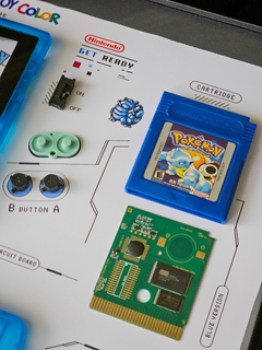 Quadro Game Boy Color Azul com componentes desmontados , tema de jogo Pokémon Blue e Blastoise. 