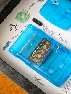 Quadro Game Boy Color Azul com componentes desmontados , tema de jogo Pokémon Blue e Blastoise. 