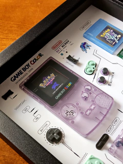 Quadro Game Boy Color Roxo Transparente com componentes desmontados, tema de jogo Pokémon Crystal e suicune.