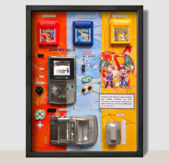 Quadro Game Boy Color + Cartuchos Pokémon Blue, Red, Yellow (PERSONALIZÁVEL) - Ikarus Craft