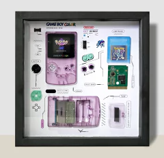 Quadro Game Boy Color Roxo Transparente com componentes desmontados, tema de jogo Pokémon Crystal e suicune.