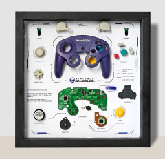 Quadro controle do videogame Nintendo GameCube com as peças desmontadas e emoldurado