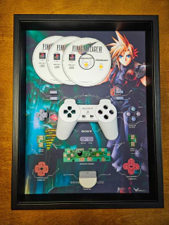 Quadro exclusivo do controle de videogame Playstation 1+ os 3 CDs do game Final Fantasy 7, arte com o tema do game.