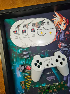 Quadro exclusivo do controle de videogame Playstation 1+ os 3 CDs do game Final Fantasy 7, arte com o tema do game.