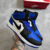 FN - Bota Air Jordan 1 Mid Azul, Branco e Preto na internet