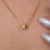 Colar veneziana com pingente cravejado de zircônias, banhado em ouro 18k, 45cm, no pescoço de uma mulher