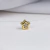 Colar fio de nylon com pingente de estrela de zircônia banhado em ouro 18K, detalhe em destaque sobre superfície clara.