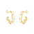 Brinco meia argola com corações banhado em ouro 18K, formato moderno e delicado, exibido em fundo branco.