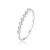 Anel de prata 925 com círculos e losangos cravejados em sequência, design minimalista e polido, estilo eternity band.