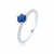 Anel de prata solitário com zircônia cravejada e pedra central azul, ideal para ocasiões especiais.