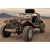 Carro off-road antigo e modificado em cenário desértico, com pneus grandes e aspecto rústico, fotografado com alta qualidade de detalhes.
