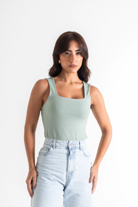 Regata decotada embutida verde folha seca