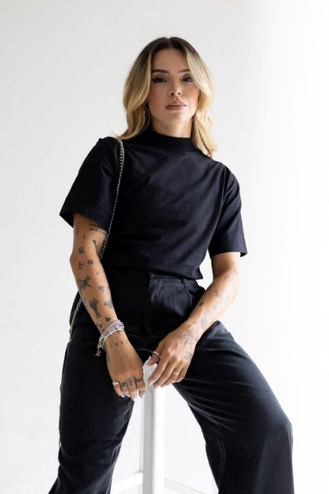 T-shirt gola alta preta