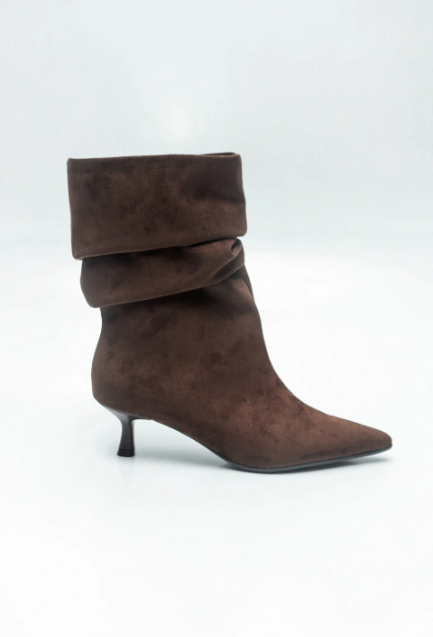Nicole - Bota Slouchy Cano Baixo Feminina Camurça Marrom
