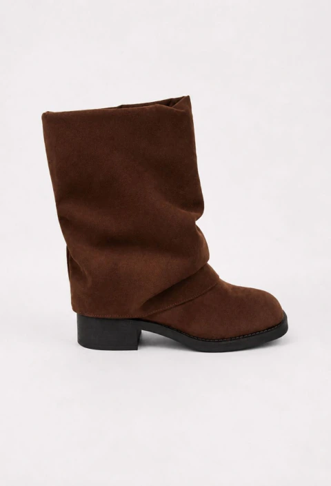 Maisa - Bota Slouchy Cano Baixo Salto Baixo Feminina Camurça Marrom - comprar online